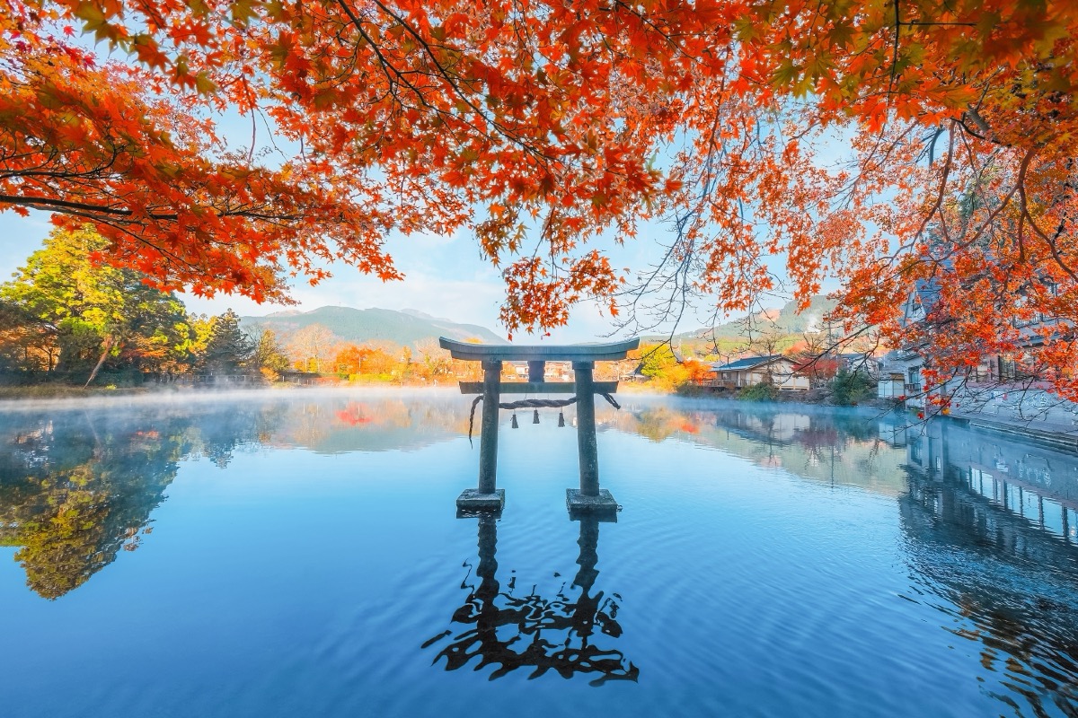 Tenso-jinja shrine at lake Kinrin, is one of the representative sightseeing spots in the Yufuin area at the foot of Mount Yufu.